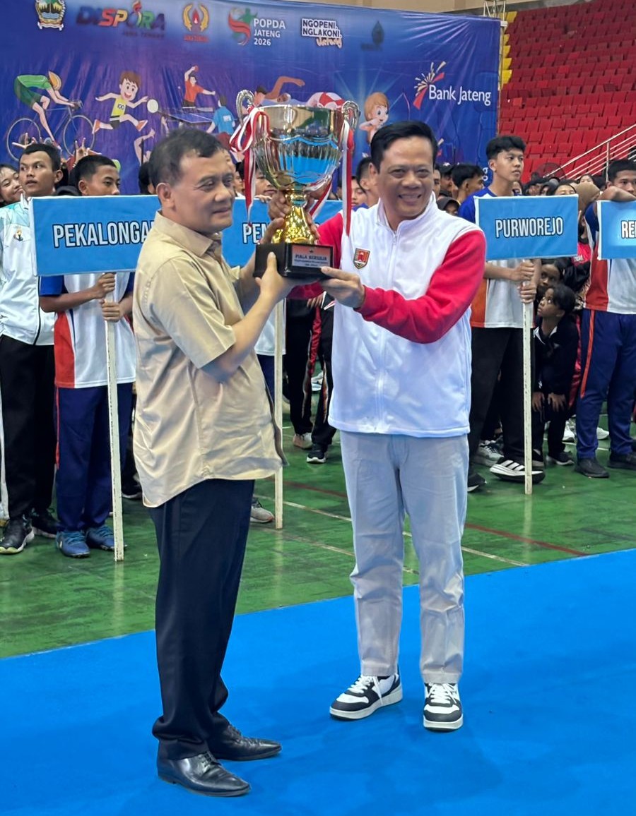 Plt. Kepala Dinas Kepemudaan dan Olahraga menyerahkan piala bergilir juara umum 1 Popda Jawa Tengah